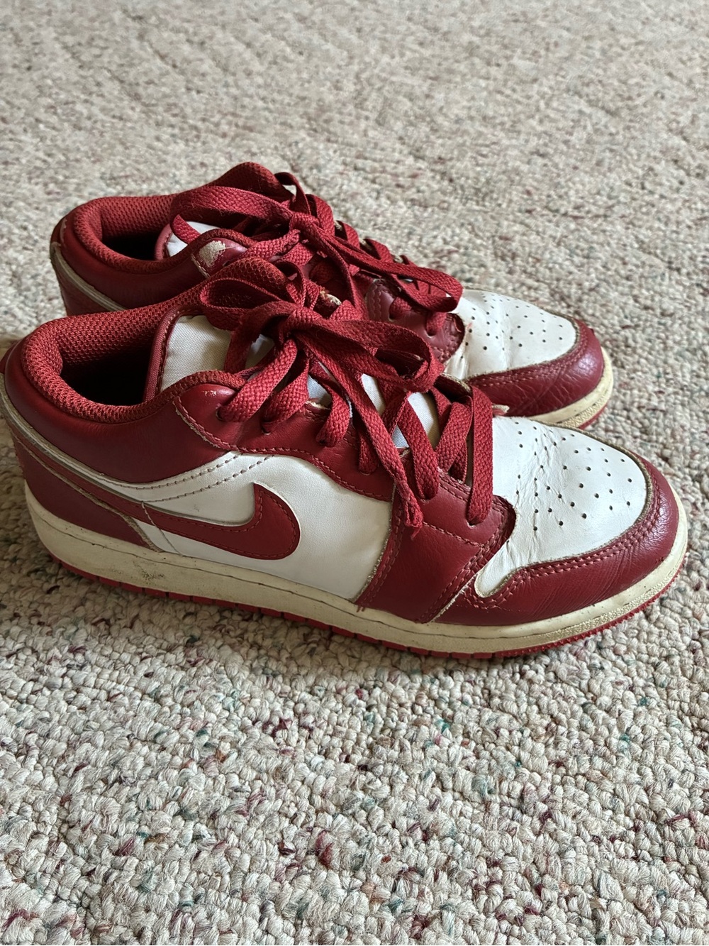 Jordan Kids Low-Top Sneakers in Red and White